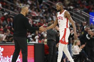 杜兰特：我队友赛后假装用水泼我  我和乌度卡建立了紧密的关系