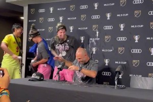 迈阿密国际球员闯入马斯切拉诺新闻发布会，向他泼洒啤酒庆祝😆