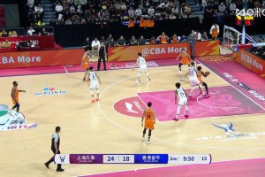 这也太壮了🤯大白边强硬怼开对方外援！上演奥尼尔式霸气重扣！